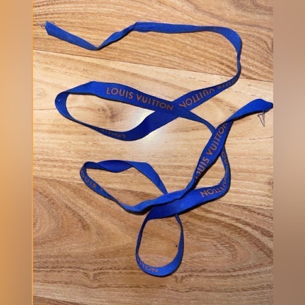 LOUIS VUITTON Gift String LOUIS VUITTON Gift String LOUIS VUITTON Gift S…